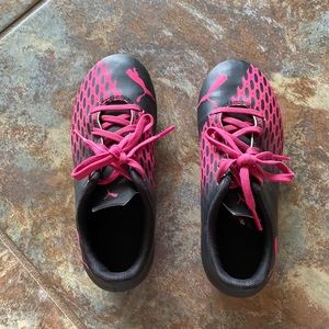 Girls Puma soccer cleats. Black and pink-size 1